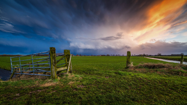 Обои картинки фото природа, поля, свет, калитка, тучи, поле