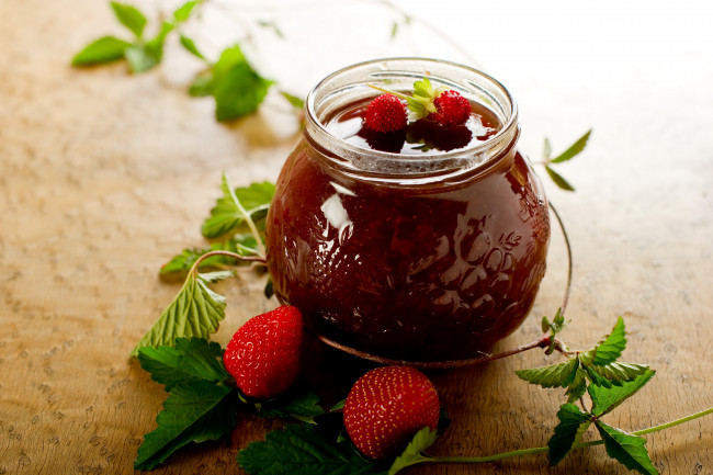 Обои картинки фото еда, мёд,  варенье,  повидло,  джем, банка, клубника, варенье