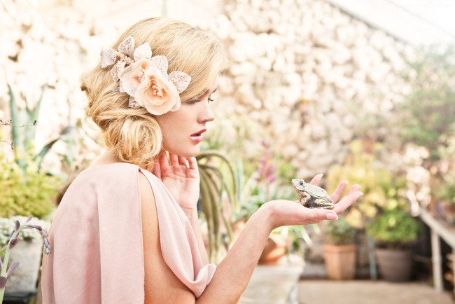 Обои картинки фото девушки, -unsort , блондинки, лягушка, цветы, сад, блондинка