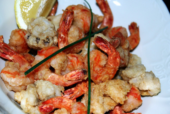 Обои картинки фото еда, рыбные блюда,  с морепродуктами, креветки, лимон