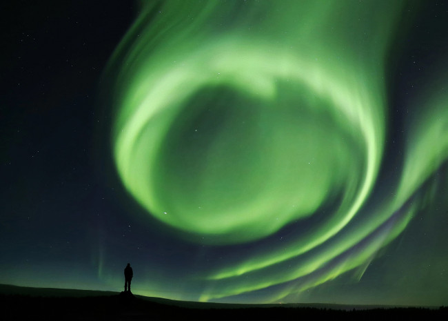Обои картинки фото природа, северное сияние, небо, северное, сияние, силуэт, ночь, мужчина, человек