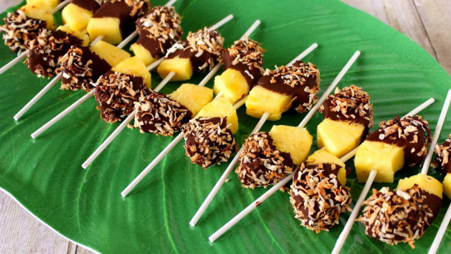 Обои картинки фото еда, ананас, десерт, орехи, шоколад