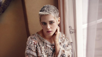 Картинка девушки kristen+stewart блондинка свитер окно