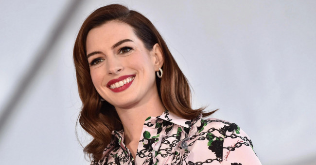 Обои картинки фото девушки, anne hathaway, актриса, шатенка, лицо, улыбка, рубашка