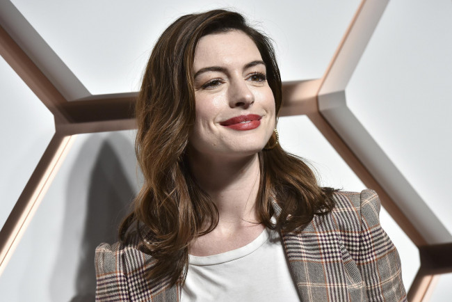 Обои картинки фото девушки, anne hathaway, актриса, шатенка, улыбка, жакет