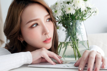 Картинка девушки -+азиатки азиатка хризантемы