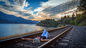 Картинка девушки -+блондинки +светловолосые горы озеро рельсы вечер блондинка