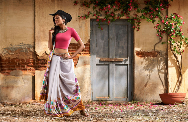 Обои картинки фото девушки, - брюнетки,  шатенки, брюнетка, шляпа, украшения