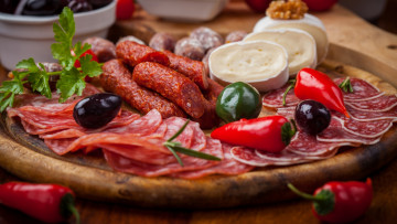 Картинка еда колбасные+изделия копченая колбаса ассорти нарезка перец маслины