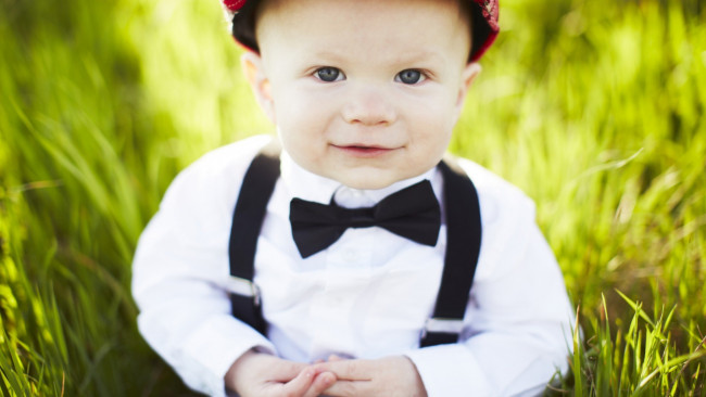 Обои картинки фото разное, дети, мальчик, подтяжки, трава