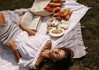 Картинка девушки -+брюнетки +шатенки девушка позирует