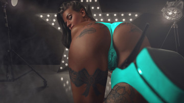 Картинка девушка+секси девушки -+брюнетки +шатенки взгляд кровать фигурка ножки позирует трусики туфли попка