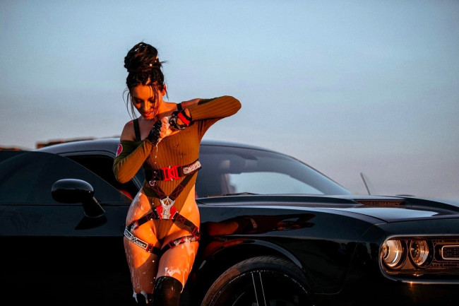 Обои картинки фото девушки, анна шаховская, образ, косплей, наряд, боди, ремни, пена, машина