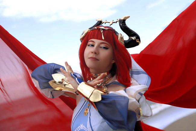 Обои картинки фото девушки, - креатив,  косплей, образ, косплей, наряд, костюм, рога, ткань