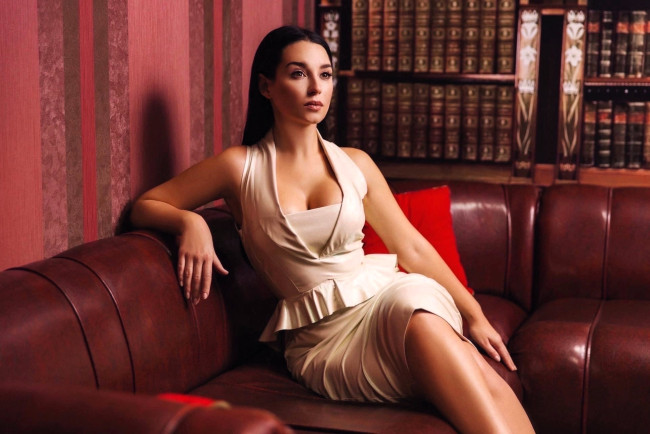 Обои картинки фото девушки, анна шаховская, образ, косплей, платье, наряд, диван, полки, книги