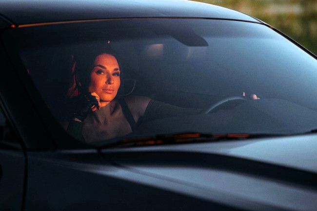 Обои картинки фото девушки, анна шаховская, образ, косплей, лицо, машина