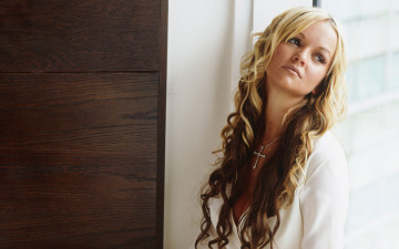 Картинка Jennifer+Ellison девушки   крестик