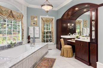 Картинка интерьер ванная туалетная комнаты ванна зеркало стул окна