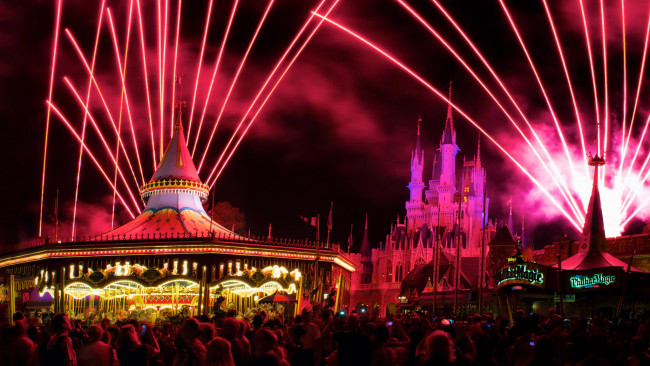Обои картинки фото города, диснейленд, ночь, красное, небо, зрелище, шоу, фейерверк