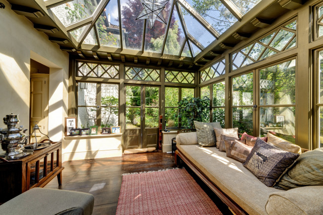 Обои картинки фото интерьер, веранды, террасы, балконы, диван, подушки, стекло