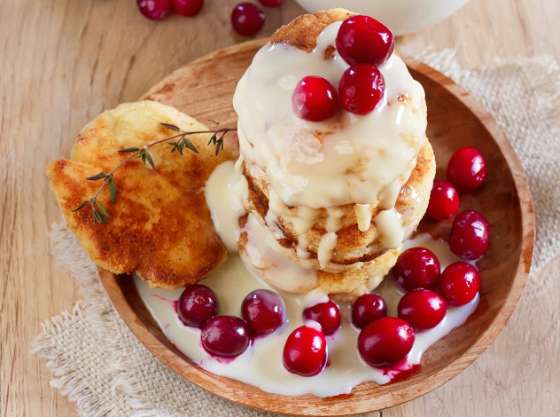 Обои картинки фото еда, блины,  оладьи, клюква, оладьи