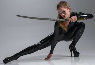 Картинка девушки -unsort+ девушки+с+оружием лицо взгляд