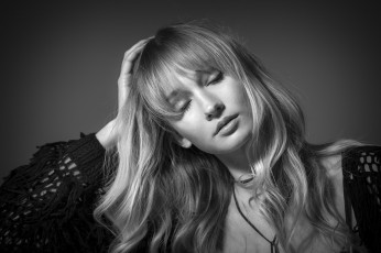 Картинка девушки -unsort+ Черно-белые+обои лицо взгляд