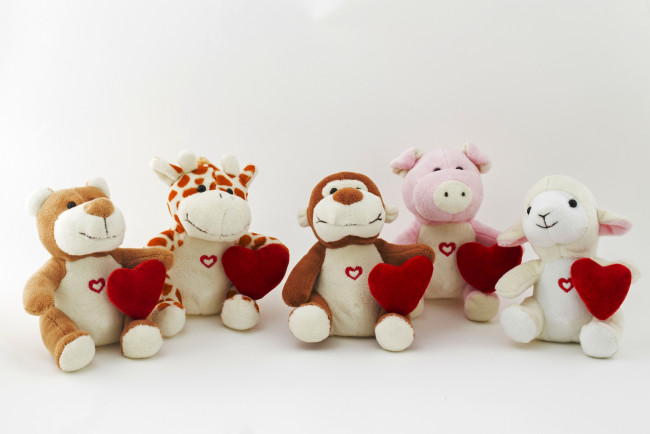 Обои картинки фото праздничные, мягкие игрушки, сердечки, зверята, игрушки