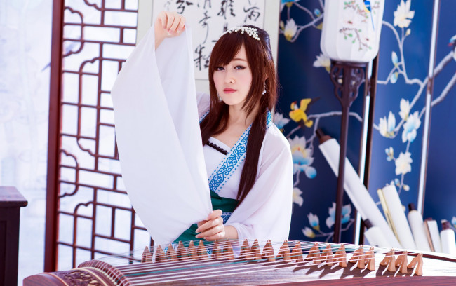 Обои картинки фото музыка, -другое, взгляд, инструмент, азиатка, девушка