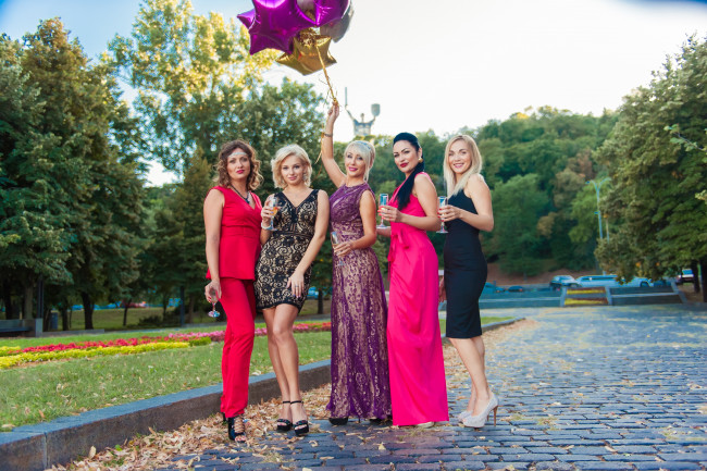 Обои картинки фото девушки, - группа девушек, подружки, парк, бокалы, вино