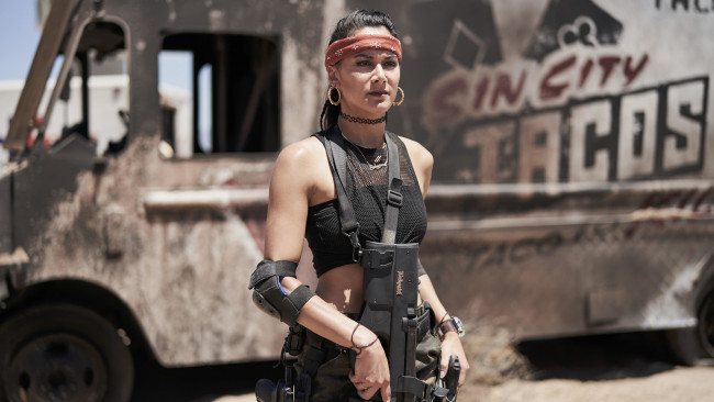 Обои картинки фото army of the dead ,  2021 , кино фильмы, army of the dead, chambers, samantha, win, army, of, the, dead, армия, мертвых, ужасы, боевик, кадры, из, фильма