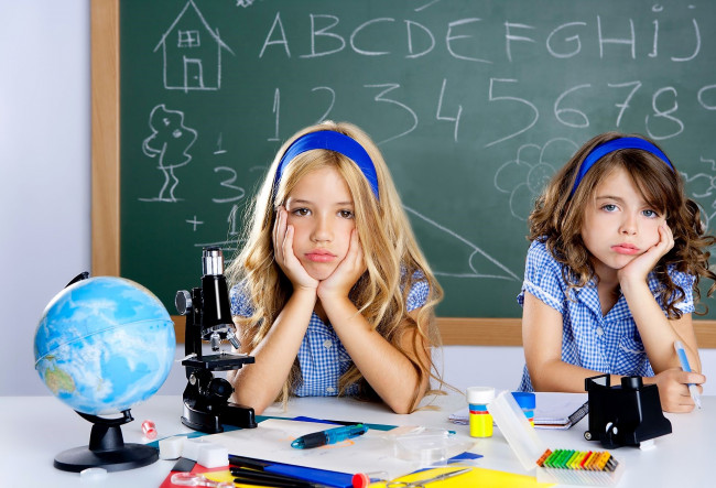 Обои картинки фото разное, люди, девочки, доска, глобус, микроскоп