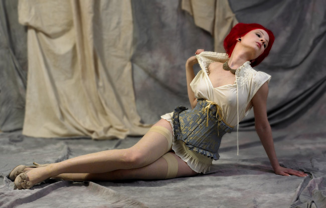 Обои картинки фото девушка - girl, девушки, - рыжеволосые и разноцветные, девушка, женщина, рыжая, светлая, тёмная, сексуальная, модель, звезда, позирует, разная, обувь, верхняя, стильная, одежда, нижнее, эротическое, бельё, трусы, лифчик, колготки, чулки, аксессуары, макияж, и, множество, элементов, на, фотографии