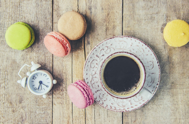 Обои картинки фото еда, макаруны, лакомство, печенье, ассорти, будильник