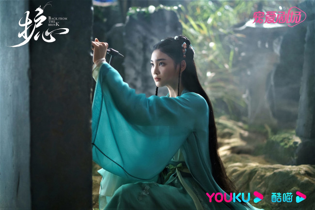 Обои картинки фото кино фильмы, back from the brink, девушка, камень