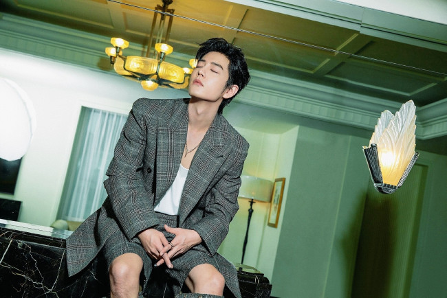 Обои картинки фото мужчины, xiao zhan, актер, костюм, колени, светильники