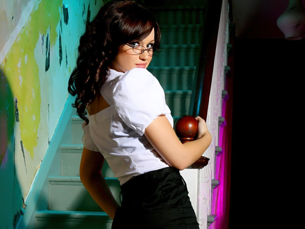 Обои картинки фото девушки, kitty lea, шатенка, очки, блузка, лестница