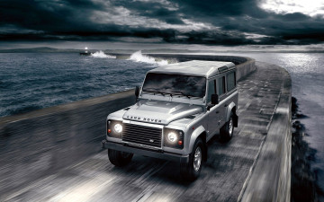 Картинка автомобили land-rover белый дорога маяк море тучи
