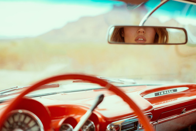 Обои картинки фото шевроле, автомобили, спидометры, торпедо, импала, салон, зеркало, отражение, девушка, губы