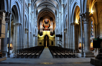 Картинка интерьер убранство роспись храма колонны орган