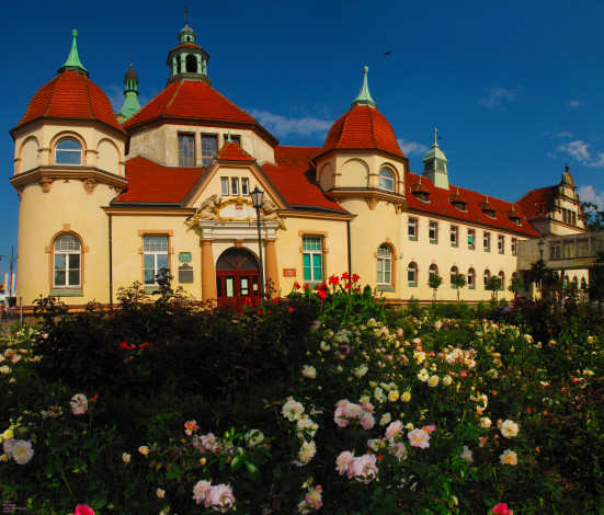 Обои картинки фото польша, сопот, города, здания, дома, цветы