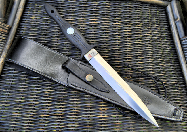 Обои картинки фото оружие, холодное, клинок, нож, чехол