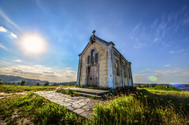 Обои картинки фото города, католические, соборы, костелы, аббатства, поле, трава, солнце, костел