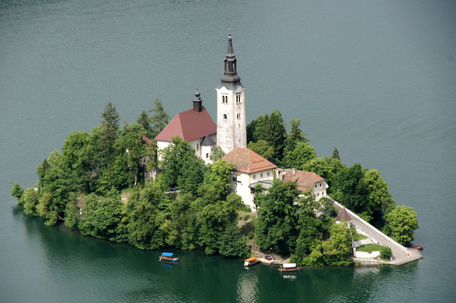 Обои картинки фото города, блед, словения, лестница, остров, костел