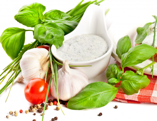Обои картинки фото еда, разное, перец, базилик, чеснок, соус, помидоры