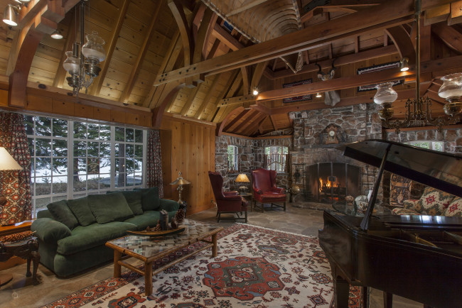 Обои картинки фото интерьер, гостиная, рояль, камин, кресла, диван