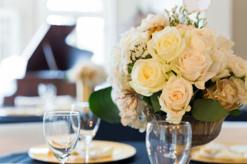 Картинка цветы букеты +композиции букет розы бутоны стол бокалы