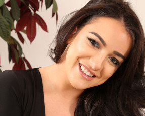 Картинка jessika+jinx девушки диван комната улыбка взгляд тёмная шатенка красивая женщина