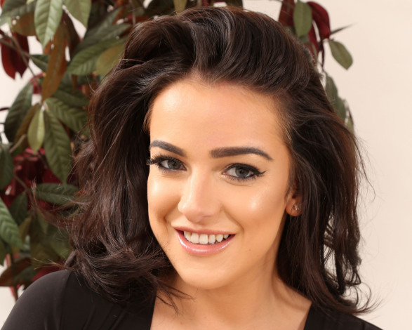 Обои картинки фото jessika jinx, девушки, взгляд, тёмная, шатенка, красивая, женщина, улыбка