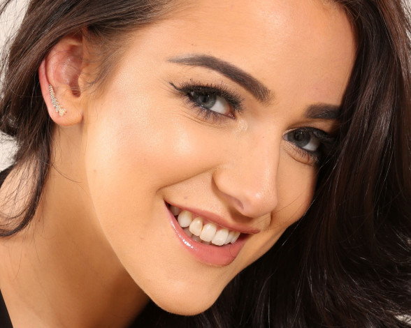 Обои картинки фото jessika jinx, девушки, улыбка, взгляд, тёмная, шатенка, красивая, женщина